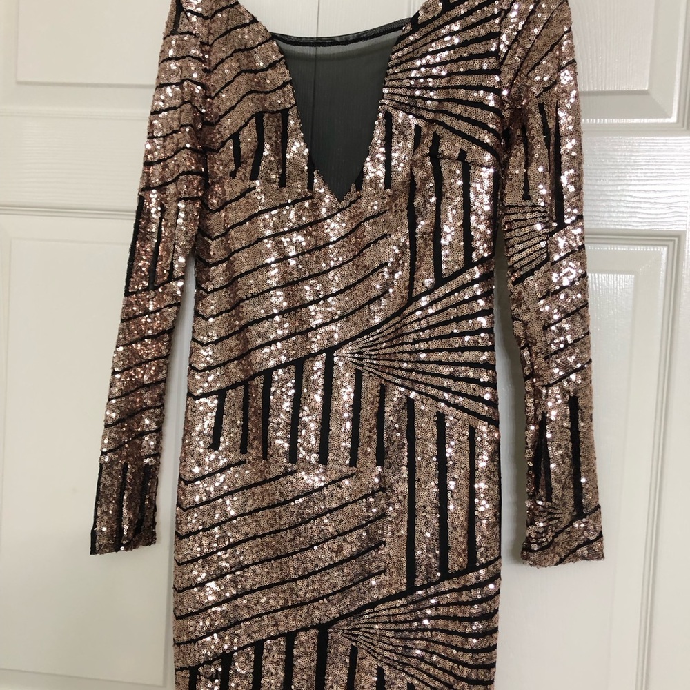 Sequence size large, 95% polyester & 5% spandex) in black & rose gold color.